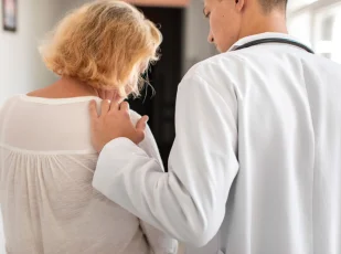 женщина с невротическим расстройством и доктор